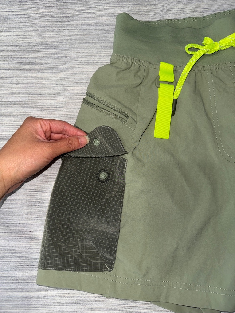 Lululemon Women’s Multi-Pocket Cargo High-Rise Hiking Shorts (5") in Olive Green - Picture 5 of 14